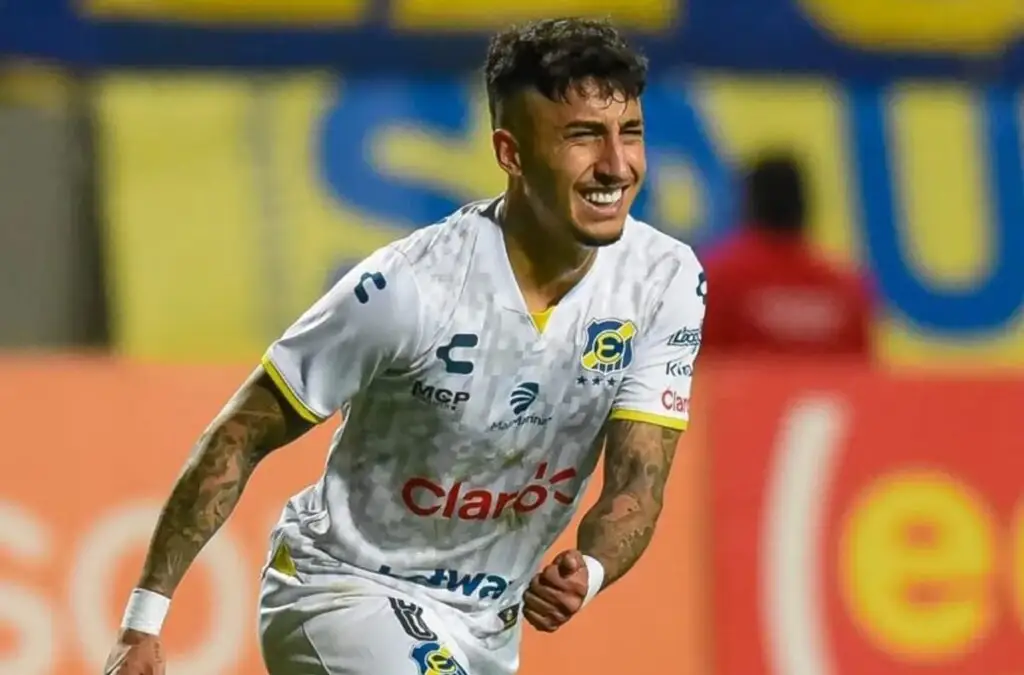 Bryan Soto celebrando un gol con la camiseta de Everton de Viña del Mar.