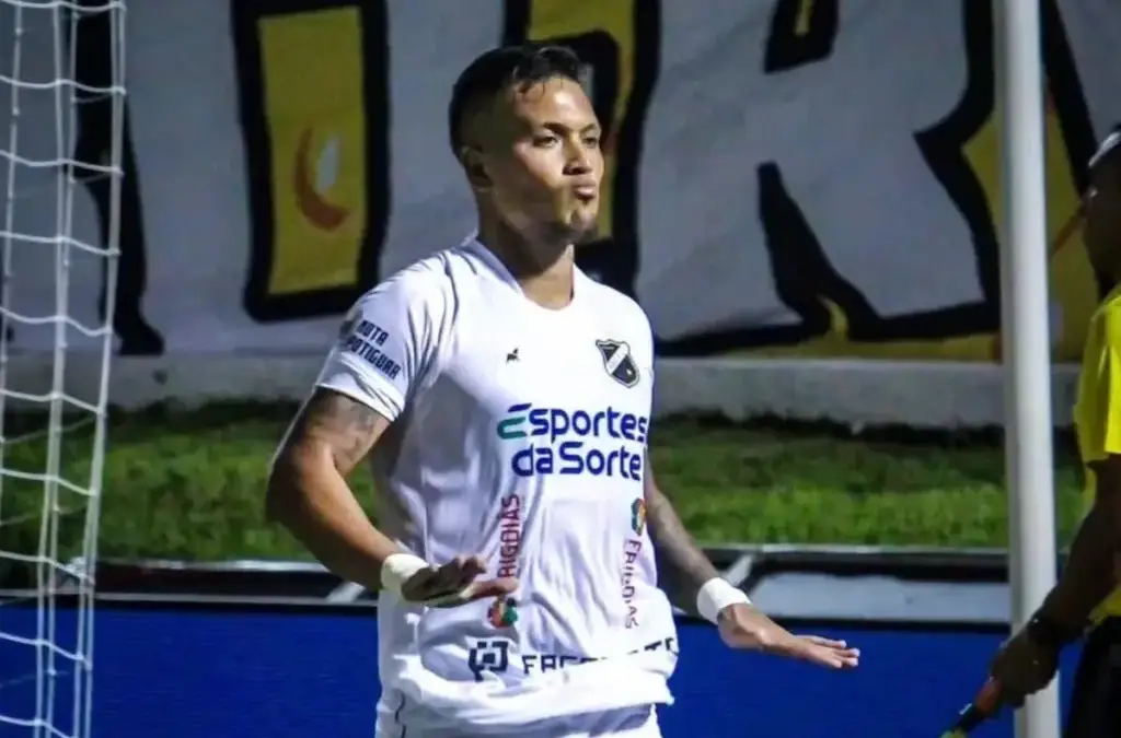 Javier Parraguez celebrando un gol con ABC.