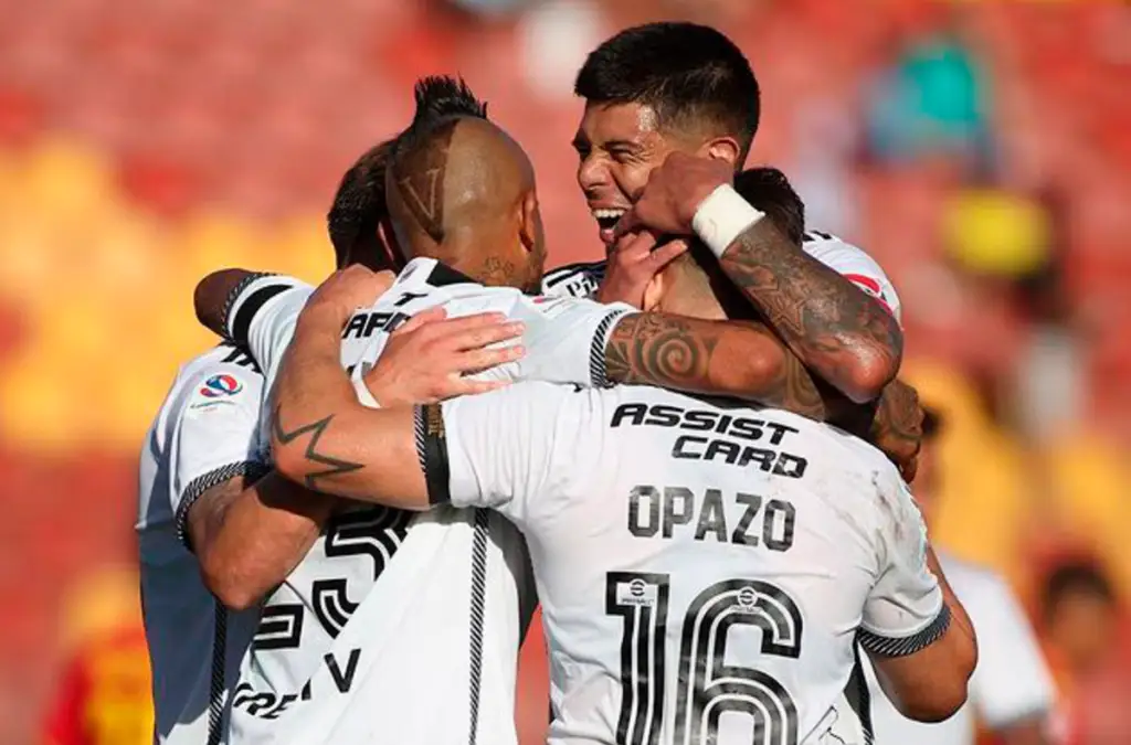 Futbolistas de Colo-Colo celebrando un gol durante la temporada 2024 en el inicio del Campeonato Nacional.