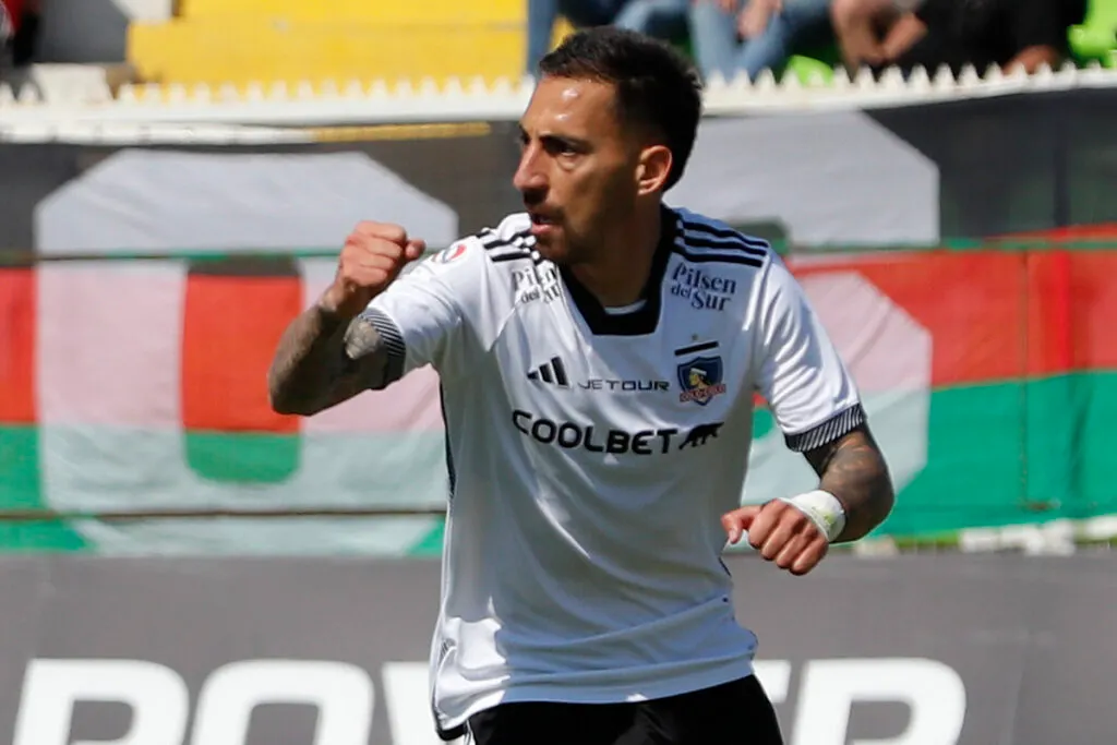 Javier Correa celebrando un gol por Colo-Colo.