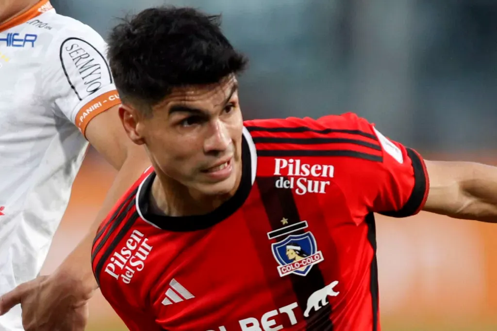 Erick Wiemberg jugando un partido por Colo-Colo.