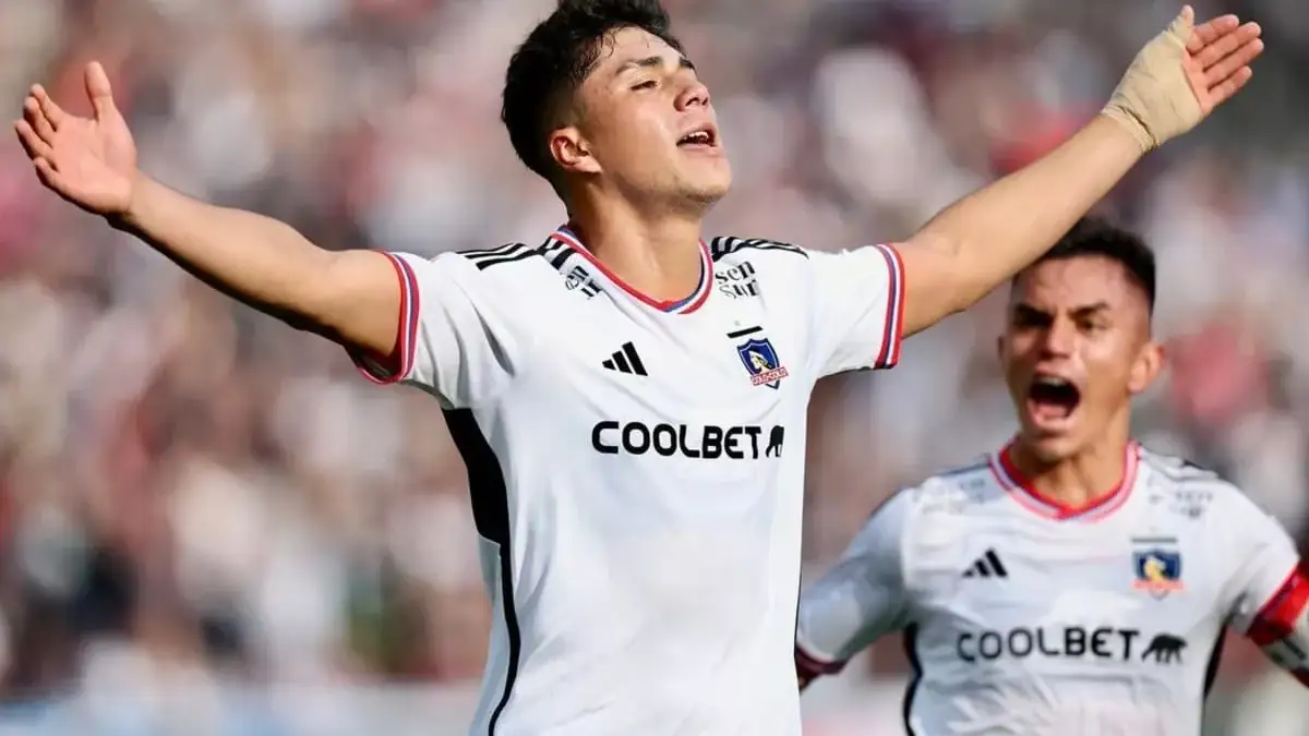 Damián Pizarro celebrando un gol con Colo-Colo.