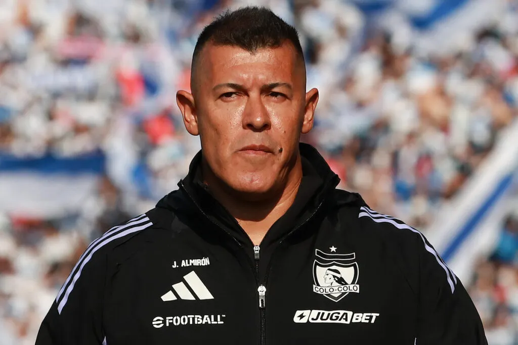 Primer plano de Jorge Almirón vistiendo indumentaria de Colo-Colo.