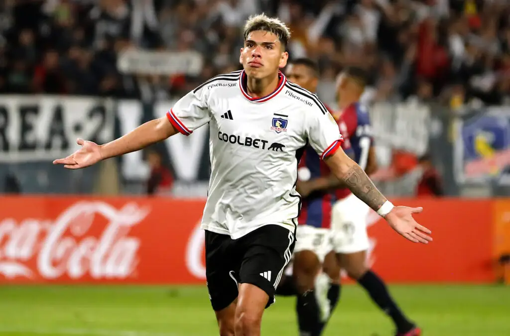 Colo-Colo buscaría quedarse con el pase de Carlos Palacios.