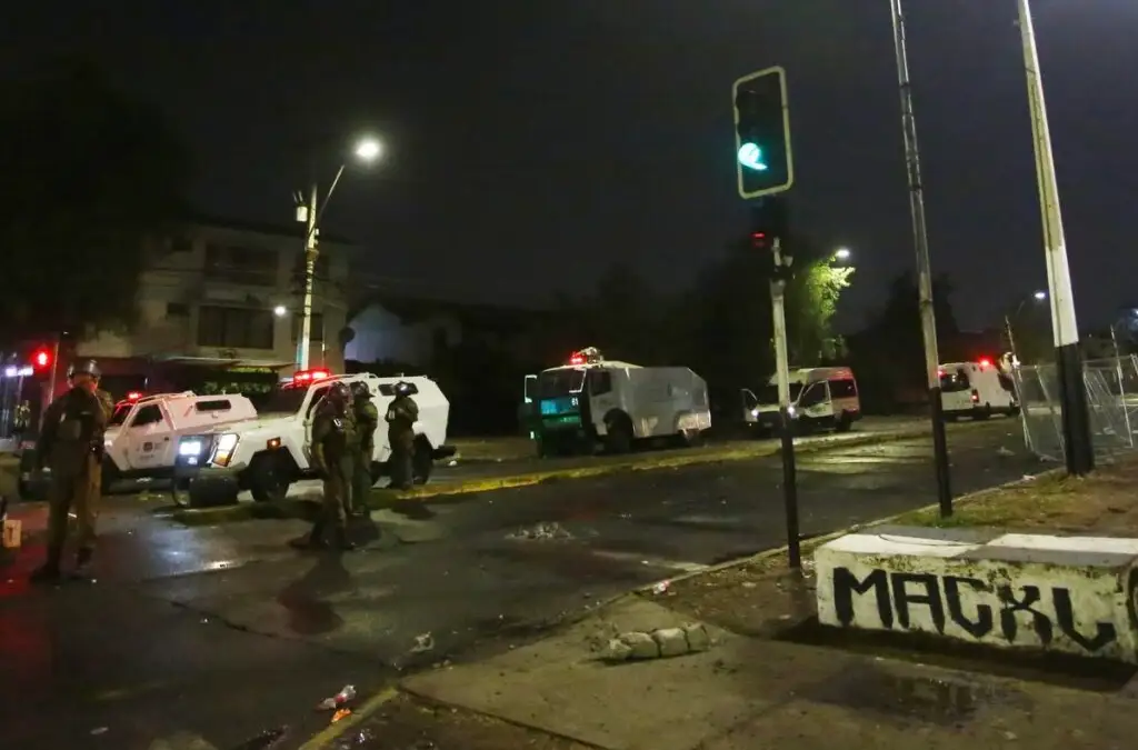 Una negra jornada es la que se vivió en las calles de Macul el,asado jueves 10 de abril. Foto: Jonnathan Oyarzun/Photosport.