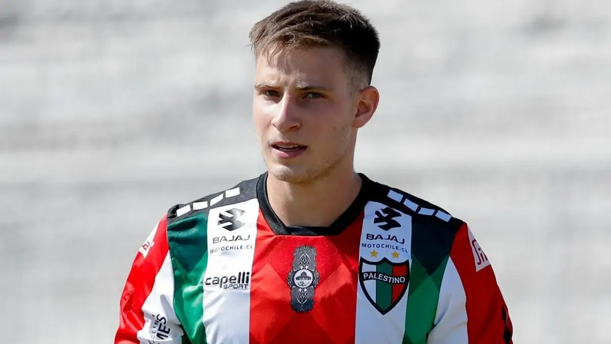 Bruno Barticciotto mirando fijamente mientras tiene la camiseta de Palestino