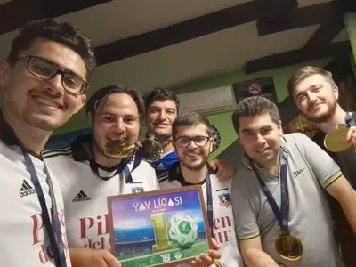 Conoce la historia de seis amigos de Azerbaiyán que son fanáticos de Colo-Colo: «Es el mejor equipo del mundo»