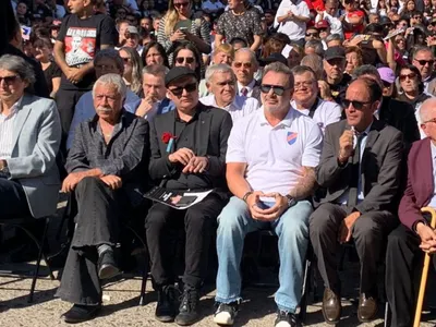 [VIDEO] Sigue la conmemoración: Con el himno de Colo-Colo en vivo fue la romería en el Cementerio General