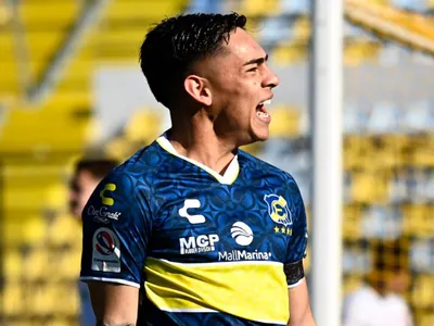 Joan Cruz anota su primer gol con Everton en fatídico primer tiempo de Universidad de Chile