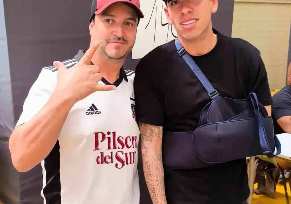 Carlos Palacios apareció con un inmovilizador tras su lesión de hombro.