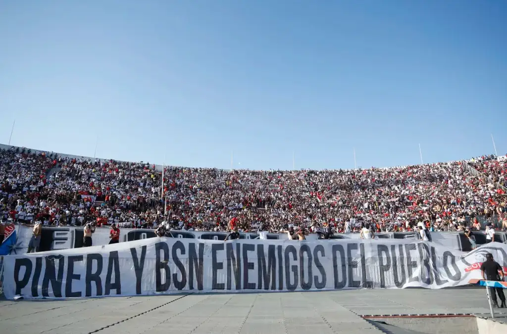La Garra Blanca colgó un lienzo contra el ex Presidente de la República Sebastián Piñera.