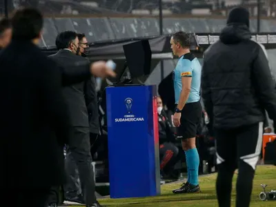 «Pega directo en el brazo, Pato»: Así reaccionó el VAR tras anular el descuento de Inter ante Colo-Colo