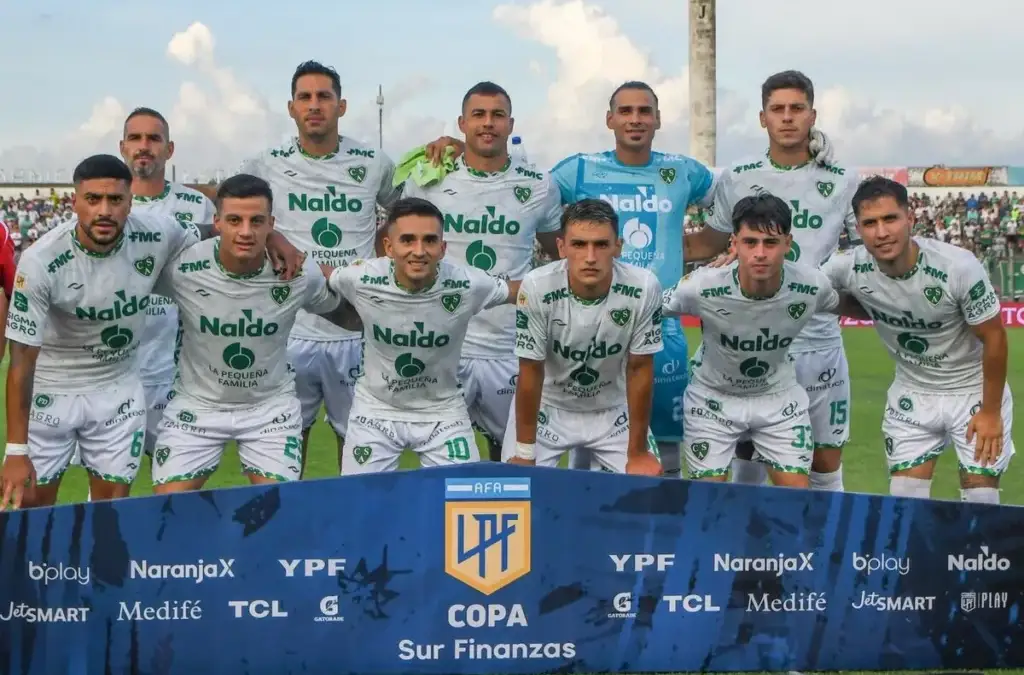 Juan Manuel Insaurralde (segundo de izquierda a derecha en la fila superior) juega en Sarmiento de Junín.