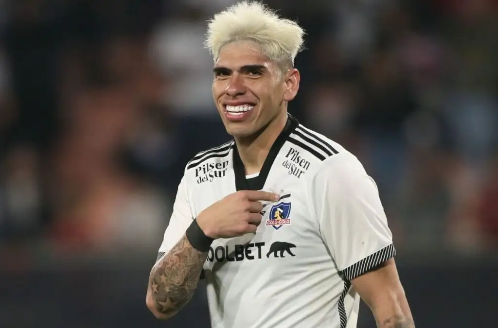 Carlos Palacios seguirá en Colo-Colo al menos hasta fin de año.