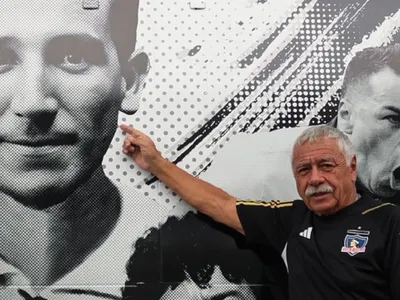 “El mejor jugador que yo vi”: La confesión de Carlos Caszely en el vamos del Museo Itinerante de Colo-Colo