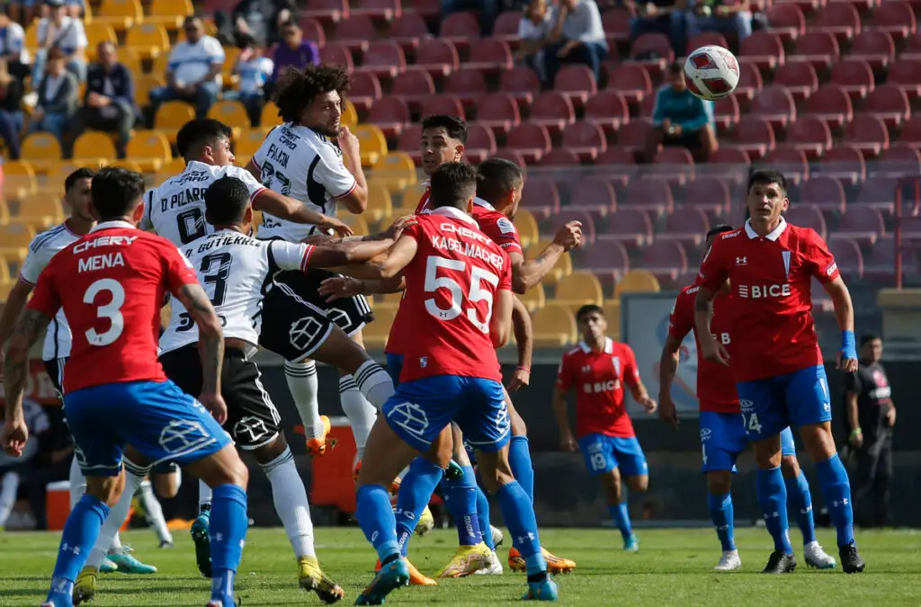Colo Colo y Universidad Católica igualaron 0-0 en el Estadio Santa Laura