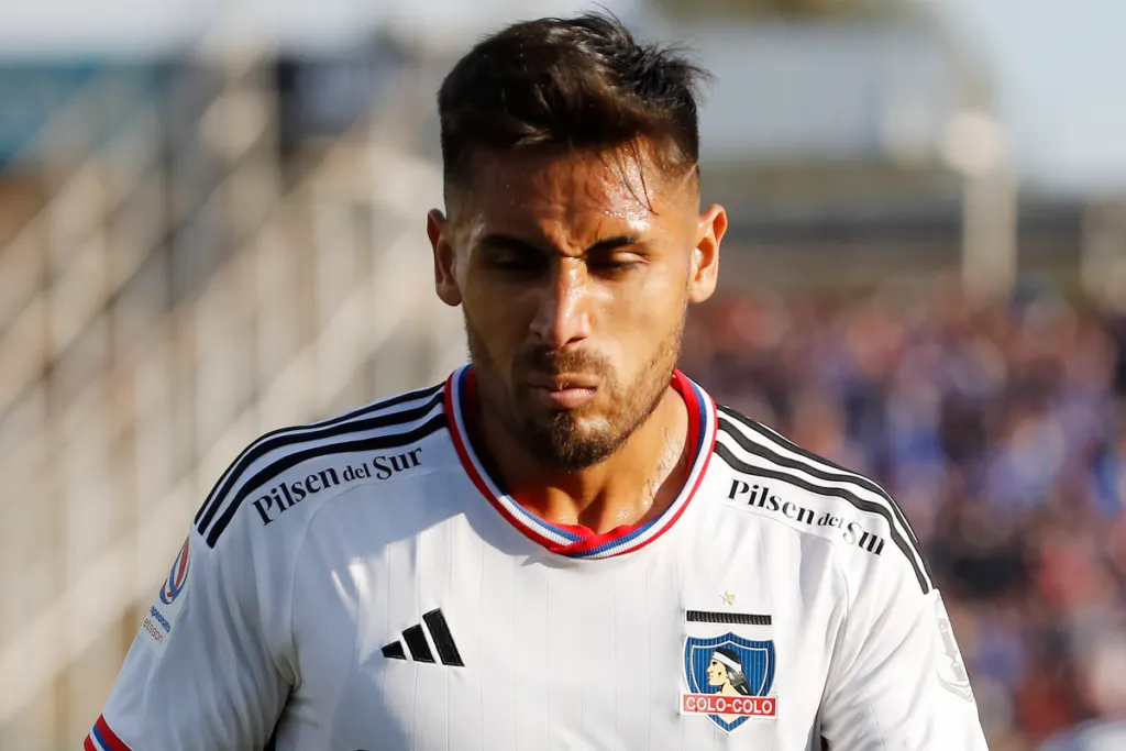 Marcos Bolados con la mirada cabizbaja se retira de la cancha principal del Estadio Monumental tras defender la camiseta de Colo-Colo.