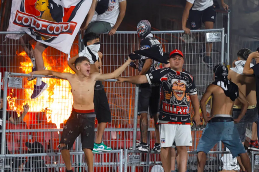 Hinchas Colo-Colo sobre las rejas en el Estadio Nacional durante la Supercopa.