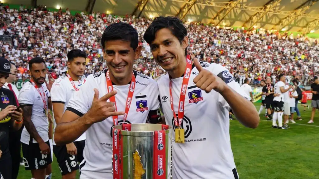Matías Fernández y Julio Barroso fueron compañeros en Colo-Colo durante 2020.