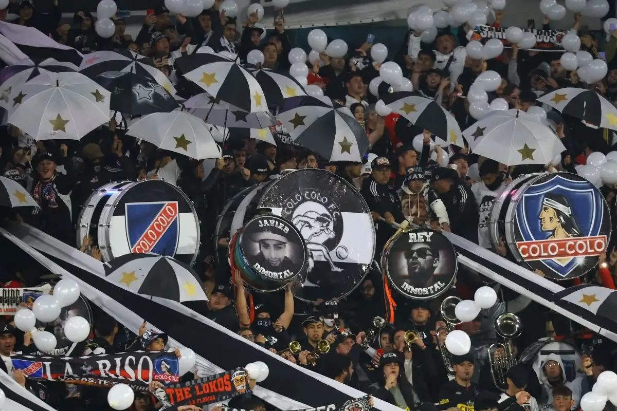 Los hinchas colocolinos llegaron en masa al Estadio Metropolitano.