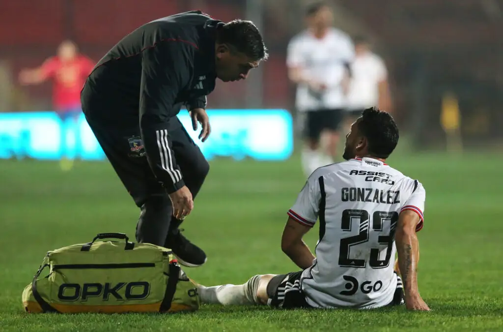 Ramiro González salió lesionado en el partido entre Unión Española y Colo-Colo.