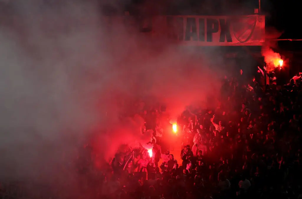 Informe arbitral denunció bengalas y pirotecnia en el Estadio Monumental vs Ñublense.