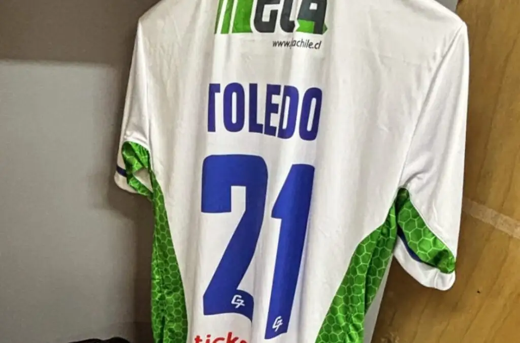 Camiseta de Miguel Toledo de Deportes Puerto Montt.