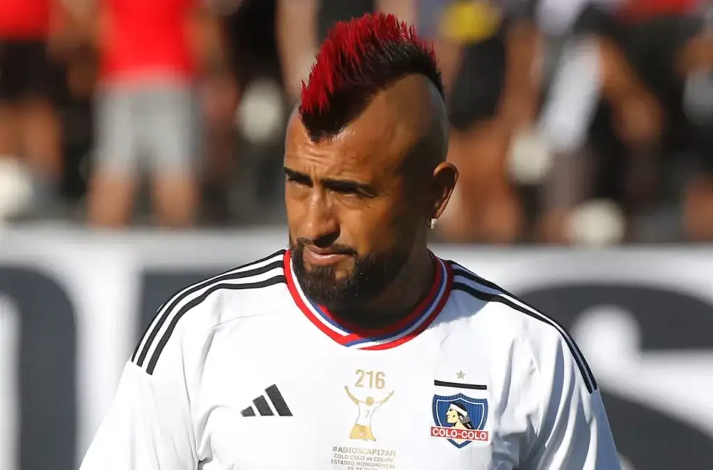 Arturo Vidal con la camiseta de Colo-Colo.