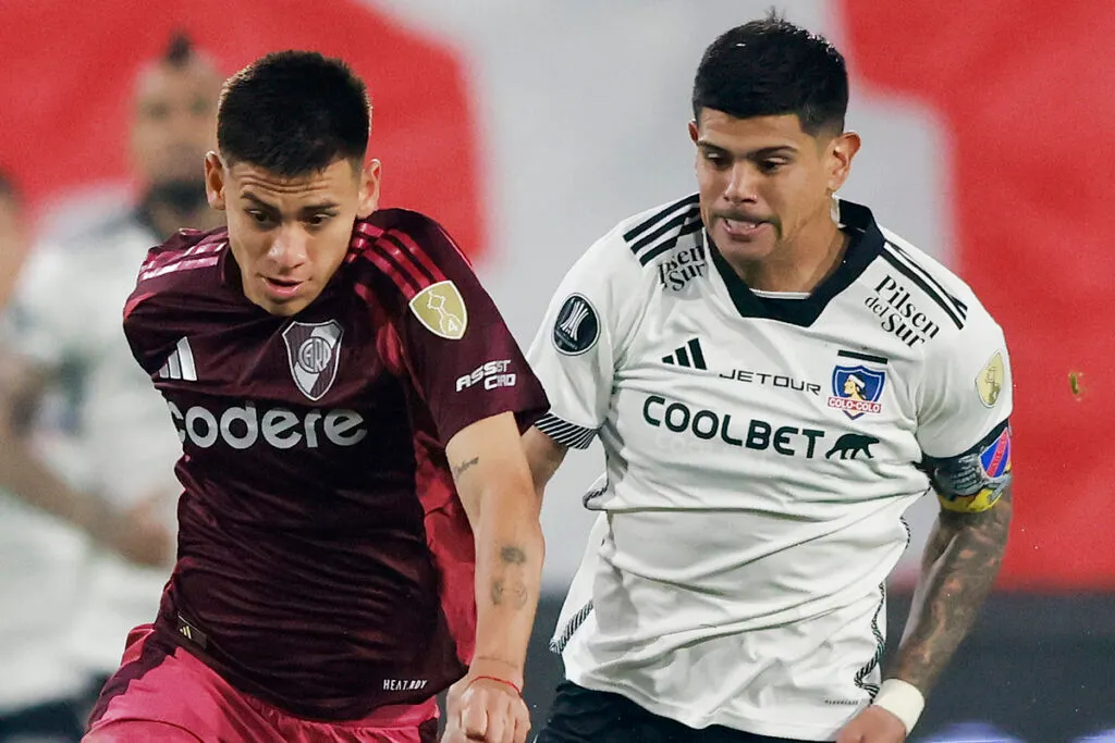 Esteban Pavez disputando un balín con un jugador de River Plate.