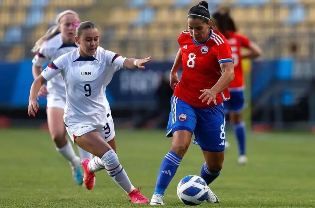 La Selección Chilena femenina derrotó a Estados Unidos por 2-1.