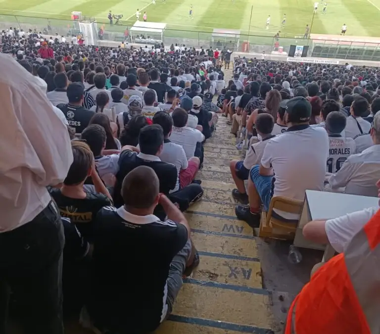 Hinchas de Colo-Colo repletan las salidas de emergencia al no tener un espacio disponible.