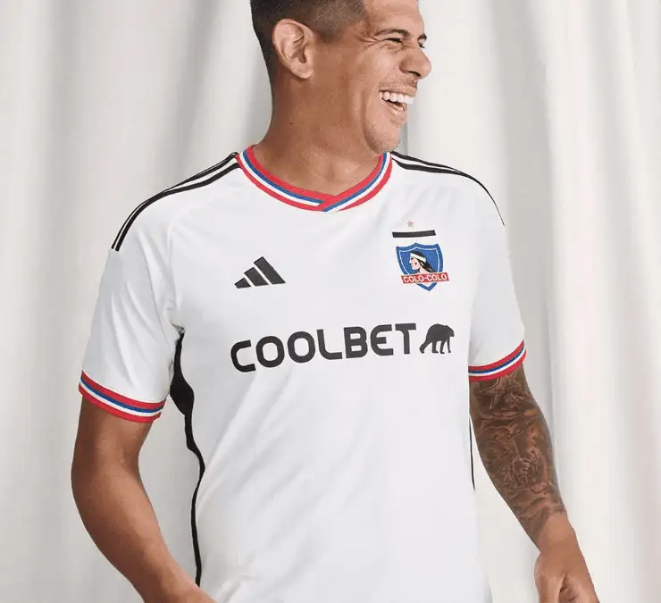 Esteban Pavez con la nueva camiseta de Colo-Colo para la temporada 2023.