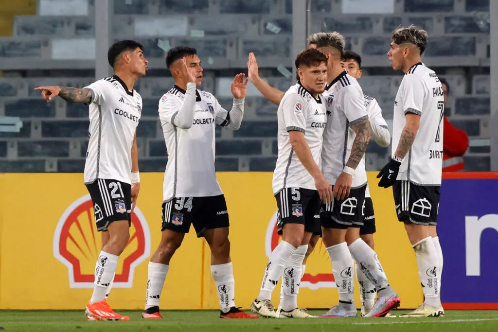 Jugadores de Colo-Colo celebrando un gol.