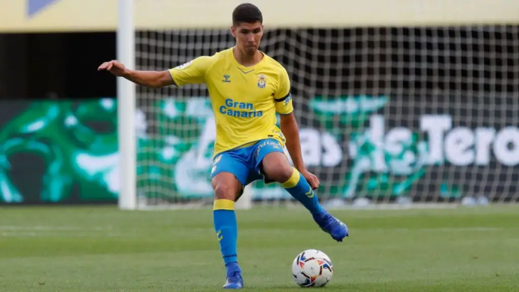 Tomás Alarcón defendiendo la camiseta del UD Las Palmas de la segunda división de España.