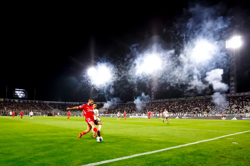 Futbol, Colo Colo vs Nublense Fecha 11, Liga de Primera 2025. El jugador de Nublense Gonzalo Sosa, izquierda, disputa el balon con Daniel Gutierrez de Colo Colo durante el partido de primera division disputado en el Estadio Monumental Davis Arellano, en Santiago de Chile. 19/05/2025 Pepe Alvujar/Photosport Football, Colo Colo vs Nublense 11th turn, Division League 2025. Nublense’s player Gonzalo Sosa, left, vies for the ball against Daniel Gutierrez of Colo Colo during the first division match at the Monumental Davis Arellano Stadium, in Santiago, Chile. 19/05/2025 Pepe Alvujar/Photosport. Informe arbitral fuegos artificiales.