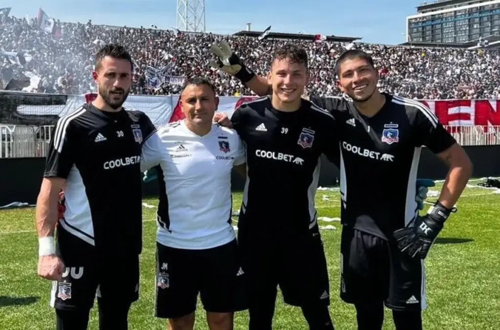 Jorge Martínez (de camiseta blanca) se sumará al cuerpo técnico de Jorge Almirón en Colo-Colo.