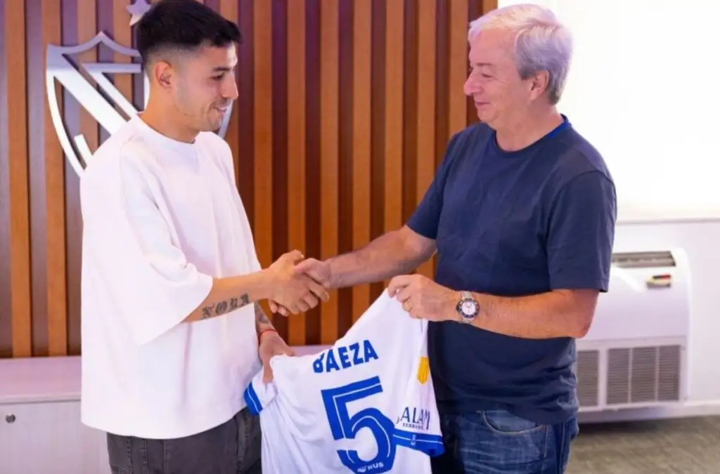 Claudio Baeza fue presentado en Vélez Sarsfield.
