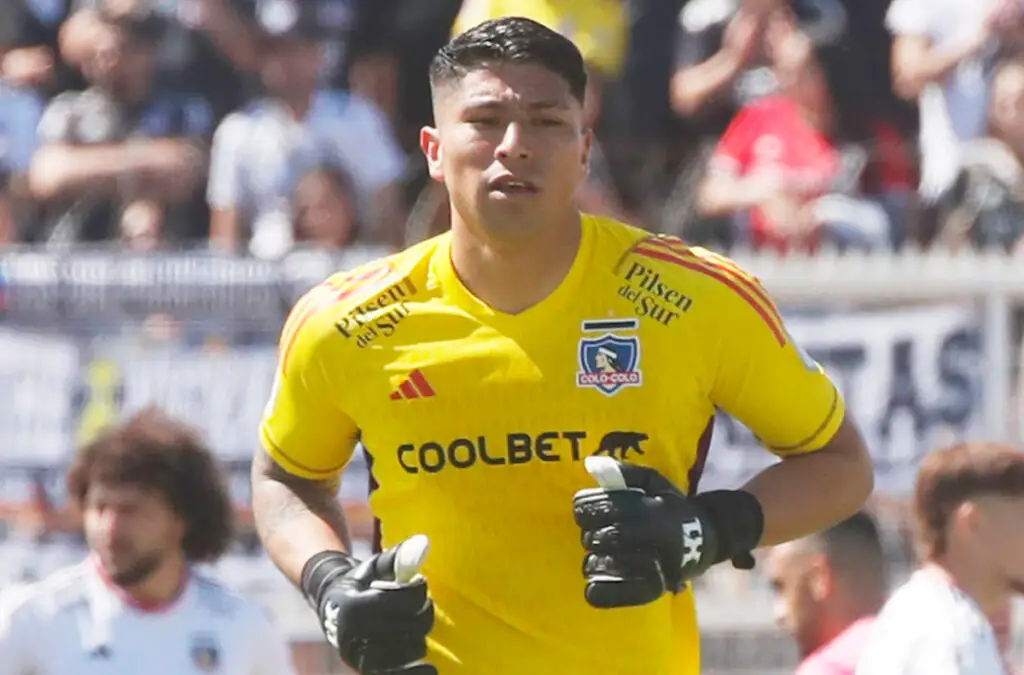 Brayan Cortés con camiseta de Colo-Colo.
