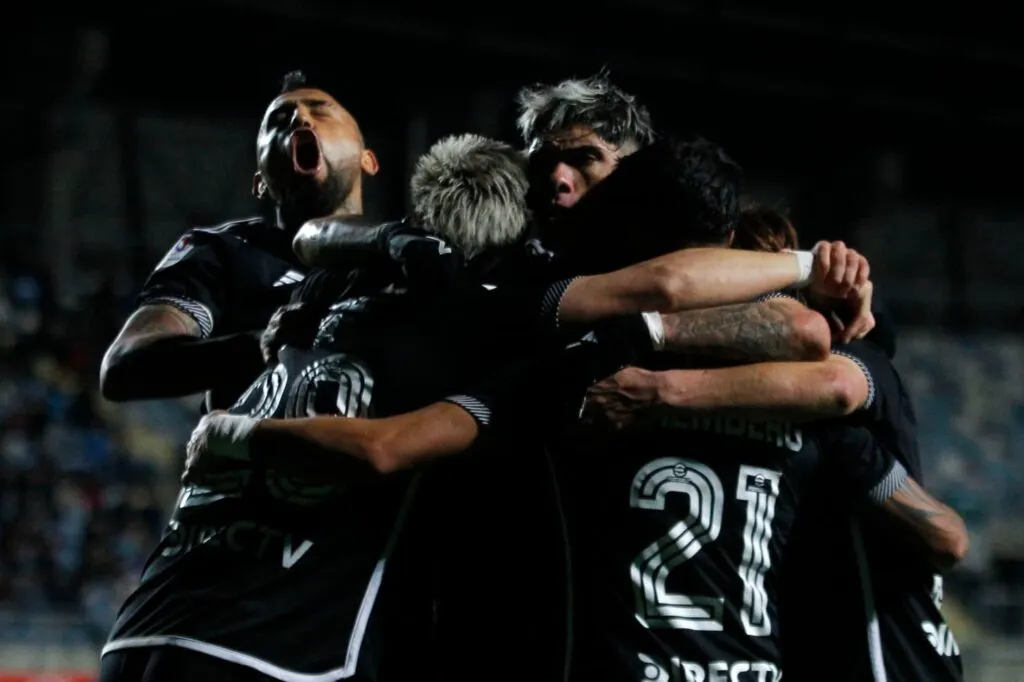 Plantel de Colo-Colo celebrando un gol contra O´Higgins.