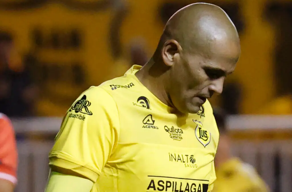 Humberto Suazo sufrió una grave lesión.