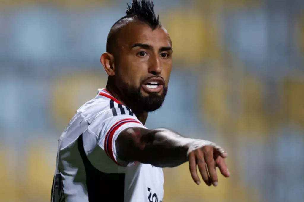 Arturo Vidal apuntando con su dedo en pleno partido de Colo-Colo