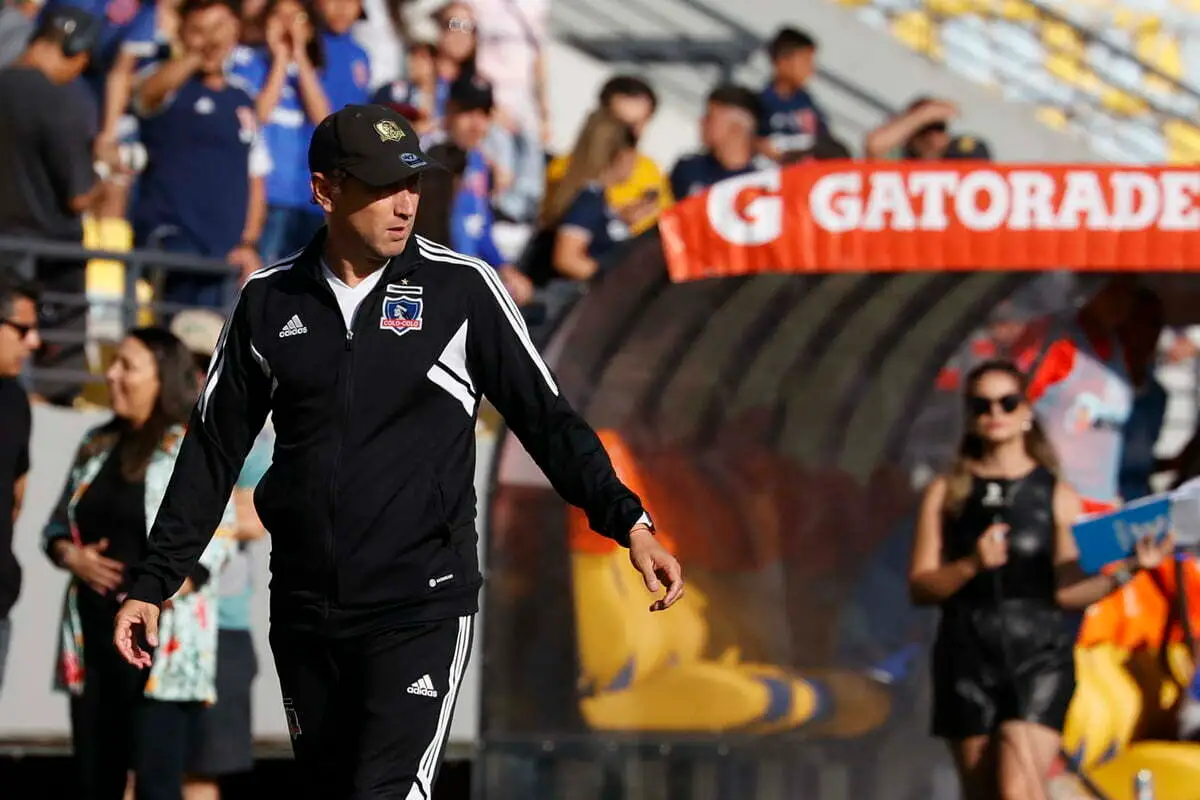 Las primeras armas de Mena como DT fueron en Colo-Colo Femenino.