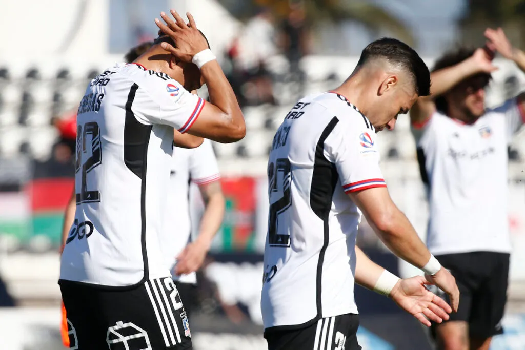 Jugadores de Colo-Colo lamentándose.