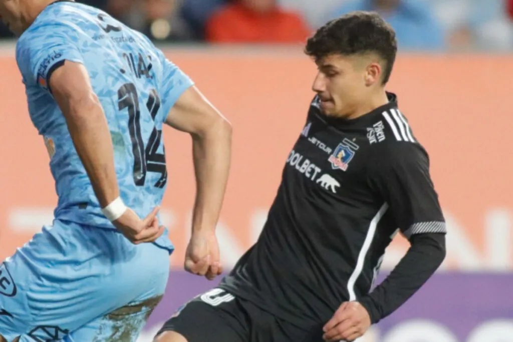 Alexander Oroz con la camiseta negra de Colo-Colo.