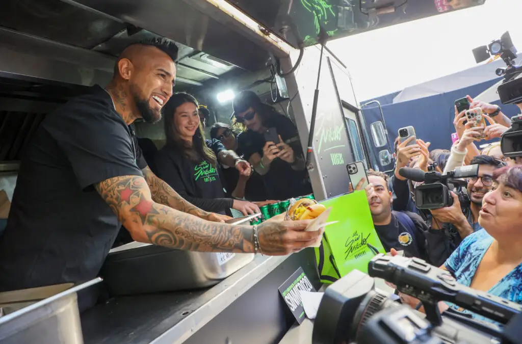 Arturo Vidal lanzó su emprendimiento «Sin Miedo Burgers».