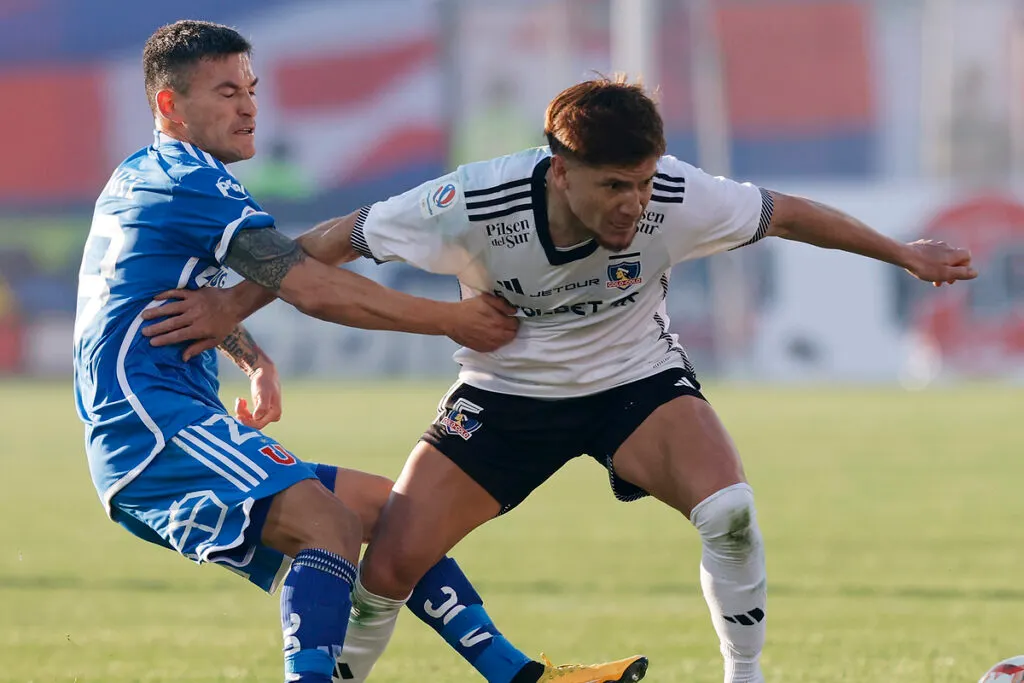 Leonardo Gil recibiendo la marca de Charles Aránguiz durante el Superclásico entre Colo-Colo y Universidad de Chile.
