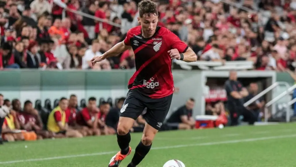 Luciano Arriagada es titular por primera vez en Athletico Paranaense.