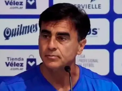 «Renuncia mejor»: Hinchas de Vélez arremeten contra Gustavo Quinteros en su debut