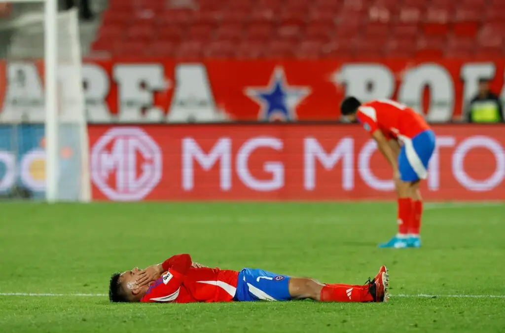 Vicente Pizarro recibió un codazo en el rostro en el partido frente a Bolivia.