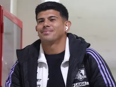 Revelan el equipo que buscaría a Esteban Pavez ante posible salida de Colo-Colo: «Se habla fuerte»